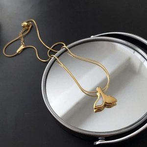 Collana a coda di sirena in acciaio al titanio dorato con conchiglia su specchio