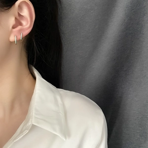 Pendientes de aro minimalistas de titanio con esmalte azul claro en el lóbulo y cartílago