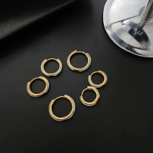 Tres pares de pendientes de aro de esmalte verde menta y acero de titanio dorado, tres tallas