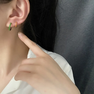 Aros minimalistas de acero de titanio con acabado en esmalte verde y naranja