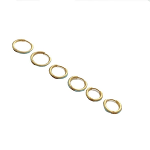 Set de seis pendientes de aro minimalistas de acero de titanio chapados en oro para mujer