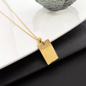 Collana in acciaio al titanio con ciondolo rettangolare e motivi a nuvola su catena snake
