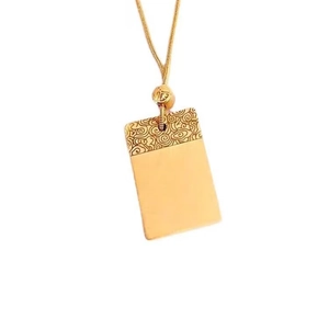 Collana con ciondolo rettangolare in acciaio al titanio dorato con motivo nuvola fortunata