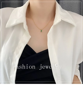 Elegante collana con pendente smeraldo e placcatura oro 18k indossata sul collo