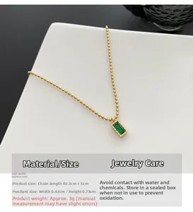 Dettaglio della collana in titanio placcato oro 18k con ciondolo rettangolare verde smeraldo