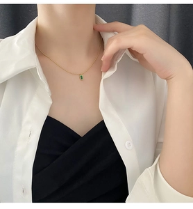 Vista dettagliata di una catena in oro 18k con un pendente rettangolare in smeraldo