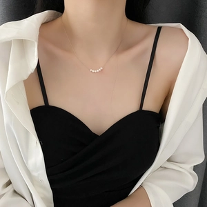Minimalist pearl necklace with five white pearls on a fine gold-colored titanium steel chain