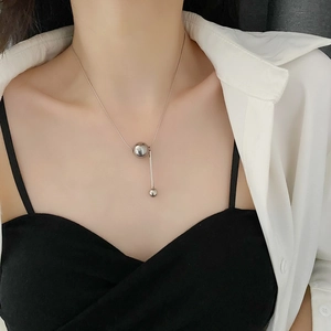 Collier géométrique minimaliste en argent avec pendentif perle polie et barre verticale