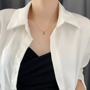 Elegante collana in titanio placcato oro 18k con ciondolo rettangolare verde smeraldo