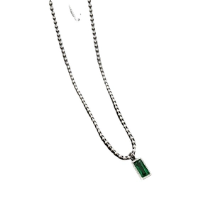 Collana a sfere in argento con ciondolo rettangolare verde smeraldo con montatura classica