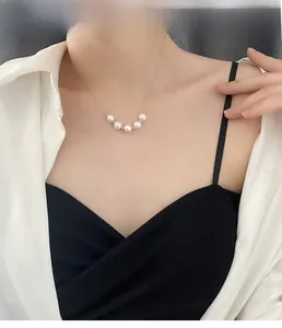 Détail du collier de cinq perles dégradées avec perles argentées porté par un mannequin