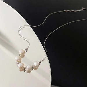 Collier minimaliste en acier titane avec perles blanches élégantes et fine chaîne argent