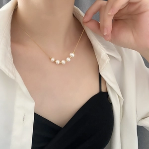 Collier en acier titane pour femme avec cinq perles blanches et des perles dorées