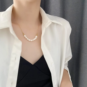 Collier minimaliste en acier titane avec perles naturelles et chaîne fine dorée