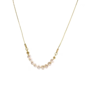 Élégant collier en acier titane doré avec dix perles blanches brillantes sur une chaîne minimaliste