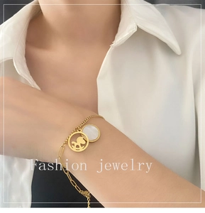 Detail der 18K vergoldeten Armband mit Snoopy-Anhänger und weißem Perlmutt-Zifferblatt