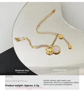 Detail eines 18K vergoldeten Titanstahl-Armbands mit Anhängern und Größenangaben
