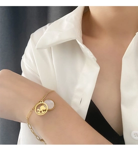 Detail eines 18K vergoldeten Doppelketten-Armbands mit Schaukelpferd-Anhänger