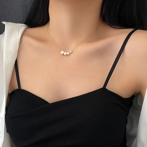 Elegant natural pearl necklace in titanium steel with four pearls on a gold chain