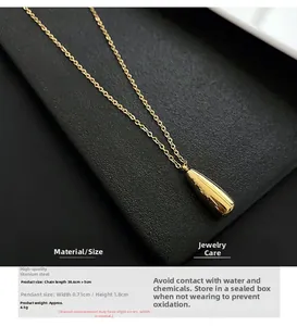 Détail du pendentif goutte d'or avec dimensions et finition en acier au titane de haute qualité