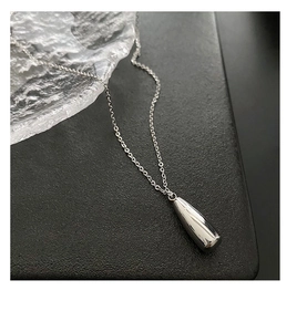Détail du collier pendentif goutte argenté poli miroir avec chaîne maille forçat