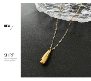 Détail du pendentif goutte d'or avec gravure en étoile et finition polie brillante