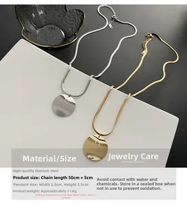 Détail de la chaîne serpent en acier titane avec pendentif rond lettre D Dreaming