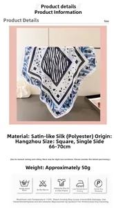 Détails de taille et motifs zèbre bleus sur ce foulard carré en satin de soie