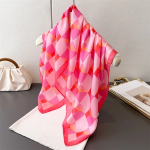 Élégant foulard en soie à carreaux roses suspendu à un cintre dans un décor chic