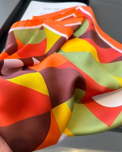 Gros plan du foulard en soie aux blocs de couleurs géométriques et texture satinée lisse