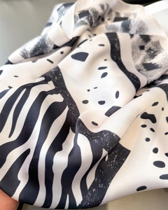 Gros plan du tissu en soie synthétique avec motif zèbre montrant le drapé et le fini