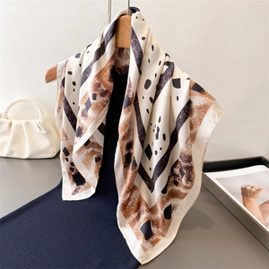 Élégant foulard en soie synthétique à imprimé zébré pour femme sur un cintre en bois