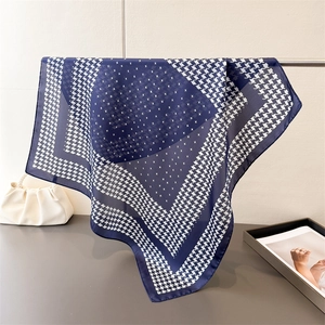 Carré de soie bleu marine élégant avec motif pied-de-poule classique suspendu avec style
