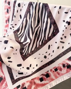 Gros plan d'un foulard en soie à motif zébré montrant la texture lisse du satin