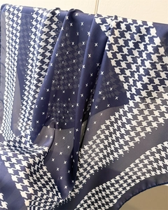 Détail d'un foulard pied-de-poule bleu marine et blanc montrant la texture fine du tissu