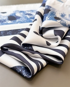 Vue détaillée d'un foulard en soie à imprimé zèbre montrant les plis et la texture