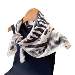 Carré de soie élégant motif zèbre sur tricot bleu foncé avec cintre en bois