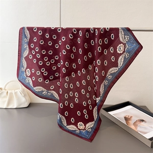 Foulard quadrato in seta bordeaux con motivi floreali e bordo geometrico in stile etnico