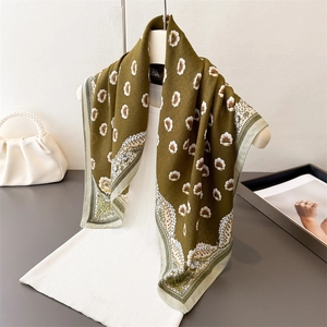 Sciarpa spigata verde oliva con motivi a margherite e paisley per una protezione solare