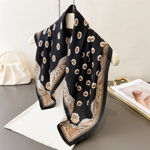Elegante sciarpa in cotone e lino nera con stampe floreali vintage su gruccia