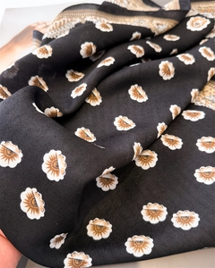 Dettaglio foulard in seta nera con motivo a spina di pesce e stampa floreale vintage chic