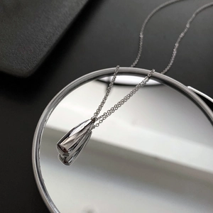 Collier minimaliste avec pendentif flacon de parfum argenté et fini poli brillant