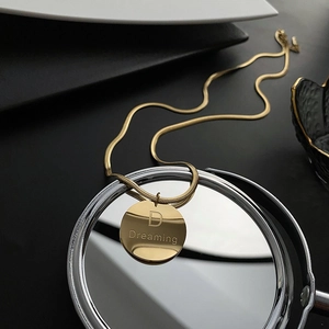 Collier À Pendentif Rond En Acier Inoxydable Lettre D Dreaming Gravé Chaîne Serpent Minimaliste Pour Femmes