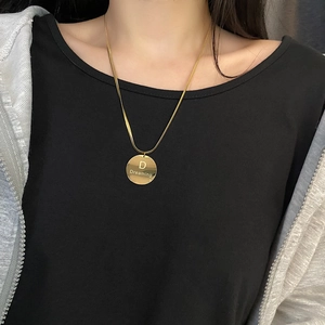 Collier avec pendentif rond doré lettre D Dreaming et chaîne serpent pour femme