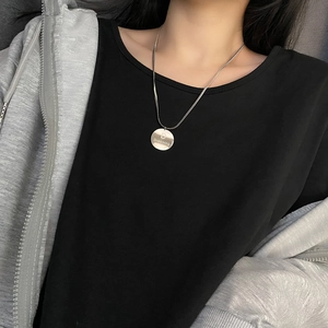 Collier en acier titane argenté avec pendentif rond D Dreaming sur chaîne maille serpent