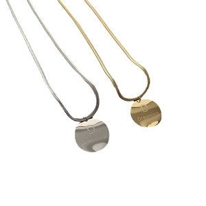 Collier en acier titane avec pendentifs ronds D Dreaming en or et en argent