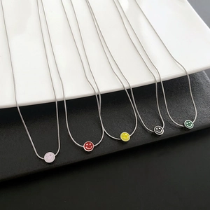 Collar con Colgante de Cara Sonriente de Acero Inoxidable Minimalista para Mujer Amuleto de Esmalte Colorido Sonrisa Redonda Cadena de Serpiente Joyería de Moda