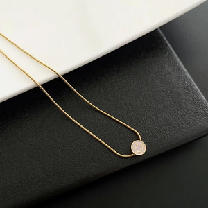 Collar de cadena de serpiente dorada minimalista con colgante de cara sonriente lila