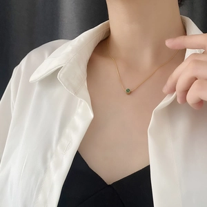 Collar de cadena de serpiente dorada con colgante de carita sonriente verde