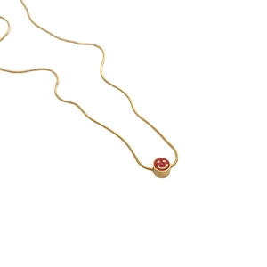 Collar de cadena de serpiente dorada con colgante cilíndrico rojo de cara sonriente